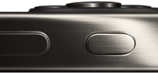 iPhone 15 Pro i titan sett fra siden, volumknappen og handlingsknappen vises